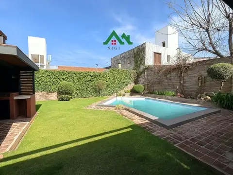 Casa en venta en Urca – 3 Dormitorios, Pileta y Triple Cochera