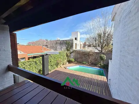 Casa en venta en Urca desocupada con 3 Dormitorios, Pileta y Triple Cochera