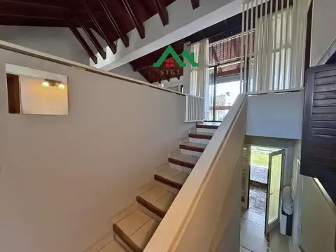 Casa en venta en Urca desocupada con 3 Dormitorios, Pileta y Triple Cochera