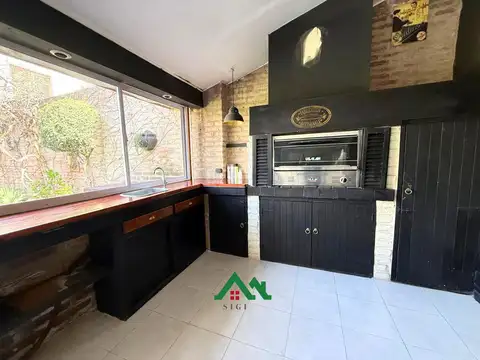 Casa en venta en Urca – 3 Dormitorios, Pileta y Triple Cochera