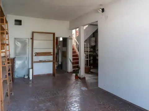 Casa 6 ambientes con 2 baños