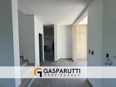 Casa 5 ambientes con 4 baños