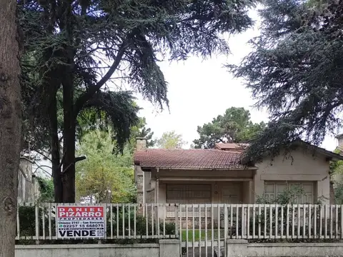 CASA - 2 DORMITORIOS - GARAJE - SOBRE LOTE DE 20 X 30 MTS.-  