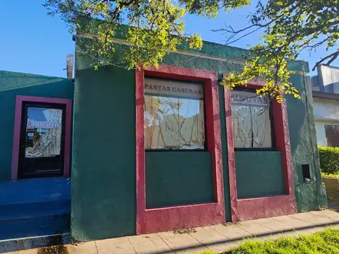 Local en Venta en esquina Pinamar