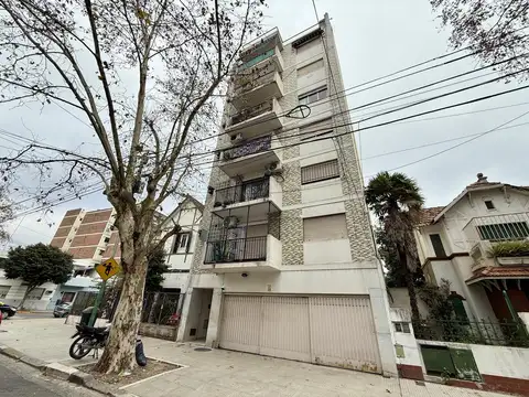 Luminoso departamento con vista abierta en Villa del Parque, a cinco cuadras de la estación de tren.