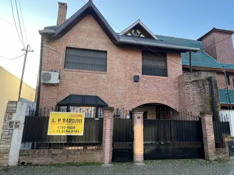 San Isidro:moderno Chalet en 3 Plantas. con Jardín, Piscina y Playroom. Excelente Ubicación. Cochera