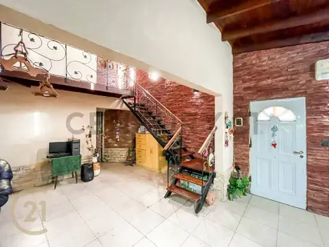Casa en Venta con 3 cocheras