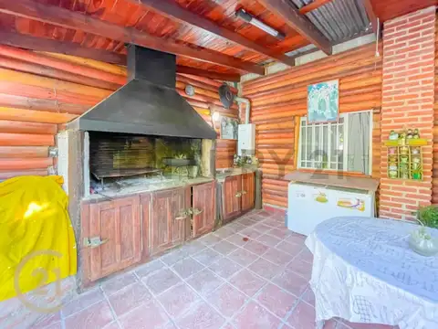 11 entre 100 y 102 - CASA CON LOCAL A LA VENTA EN PUNTA LARA