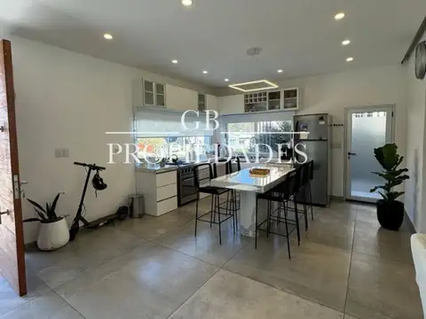 Casa en Alquiler con 4 cocheras