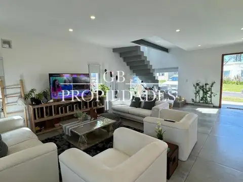 Casa 6 ambientes con 4 baños