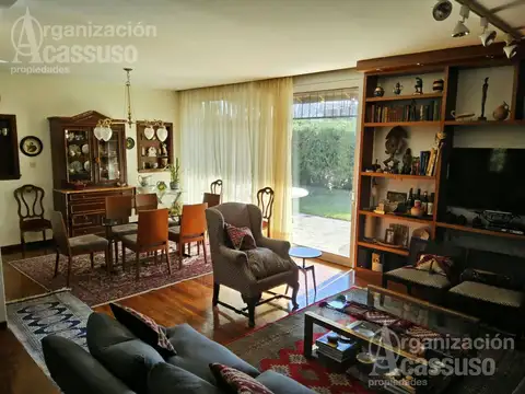 Casa 8 ambientes con 3 baños