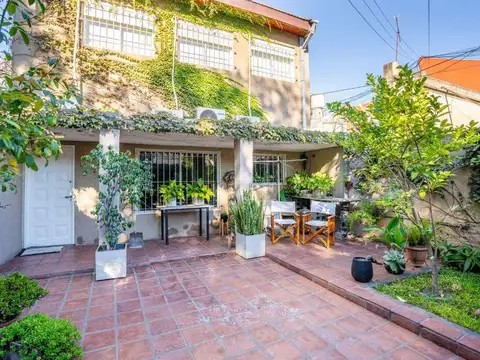Casa en venta con jardín y cochera en Villa Raffo