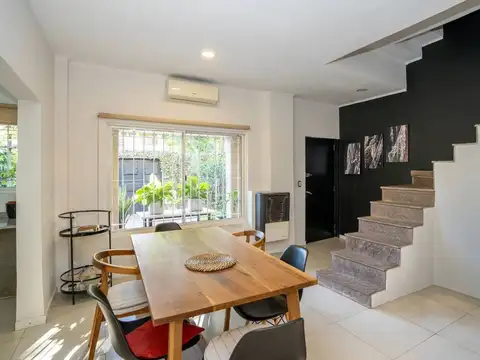 Casa en venta con jardín y cochera en Villa Raffo