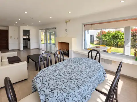 Casa en Alquiler con 1 cochera