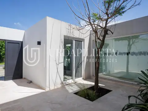 Casa en Venta con 8 cocheras