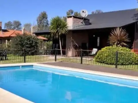 De Los Arrayanes e/ Av. Costanera y Los Castaños