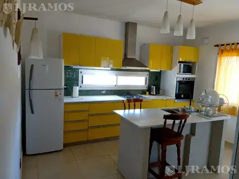 Casa en Área 12 de San Sebastián con hermoso pulmón al verde MB