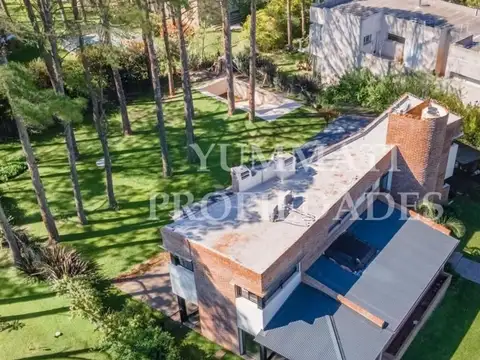 Casa 5 ambientes con 4 baños