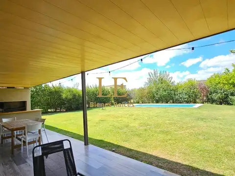 Casa 5 ambientes con 4 baños