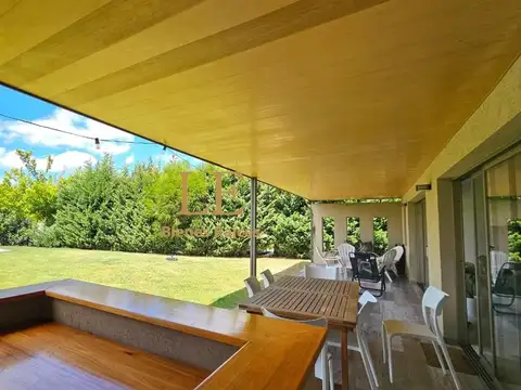 Casa en Venta con 5 cocheras