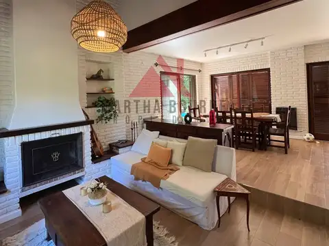Casa 4 ambientes con 2 baños