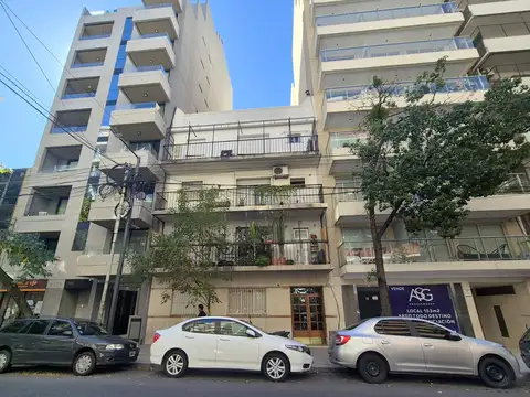 B.Norte/Recoleta:2 amb. Balcón francés. Cocina completa. Baño en suite; 3º piso x escalera. Muy Lum.