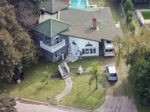 HERMOSA CASA EN COUNTRY ALQUILER TEMPORARIO DEL 15 DE DICIEMBRE AL 15 DE ENERO 2026 A $ 5.885.000. PARA QUE SE ALOJEN COMODOS  11 HUESPEDES. GRAN PROMO ANUAL DEL 10 DE DICIEMBRE 2025 AL  09 DE DICIEMBRE 2026 A U$S 15600 MAS GASTOS FIJOS MENSUALES