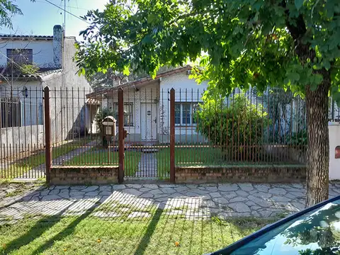 EN UNA ZONA SUMAMENTE RESIDENCIAL Y A UN PASO DE TODO EXCELENTE CHALET PARA RECICLAR EDIFICADO EN UNA SOLA PLANTA 