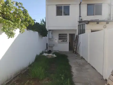 Depto Tipo Casa en Alquiler con 1 cocheras