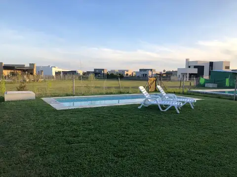 Venta de casa en una planta con pileta y fondo al verde - SAN RAMIRO PILAR DEL ESTE