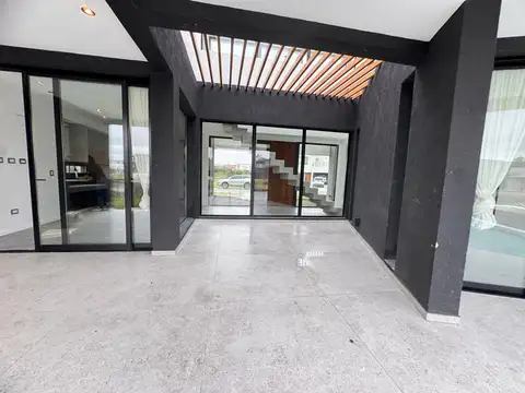 Casa 5 ambientes con 3 baños