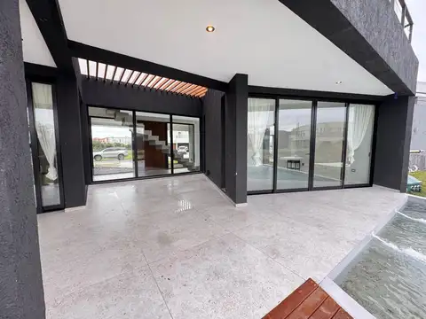 Casa en Venta en Barrio Náutico Canal, USD 495.000