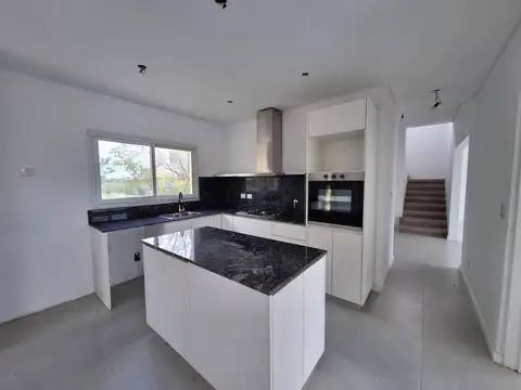 Casa 5 ambientes con 2 baños