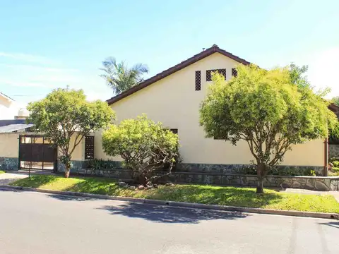 CHALET 4 AMBIENTES , 3 DORMITORIOS EN SAN ISIDRO