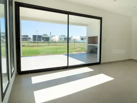 Casa  en Venta en Santa Lucia, Pilar del Este, Pilar