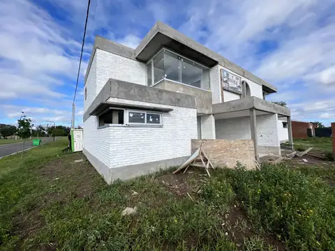 Casa 4 ambientes con 1 baño