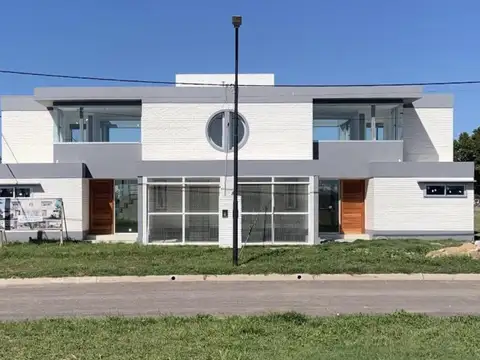 Venta Casa 2 plantas de 2 dormitorios, cochera, parrillero y jardín en Alvear