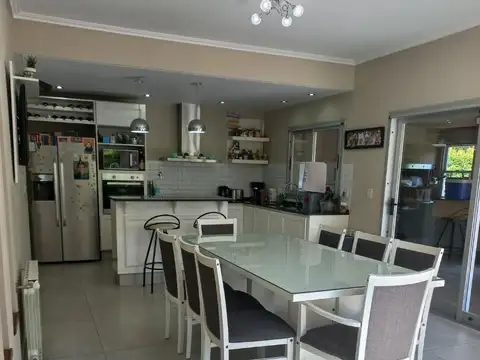 Casa 5 ambientes con 3 baños