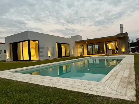 Casa de 4 ambientes y piscina en Barrio Privado Santa Rita