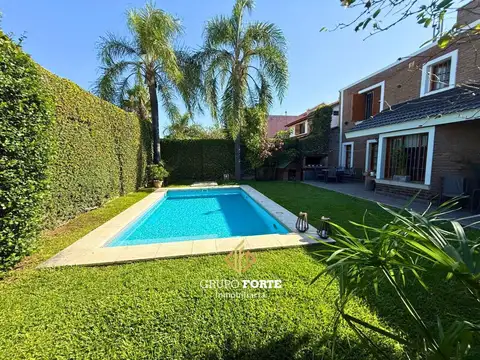 Vendo casa en URCA, 4 DORMITORIOS