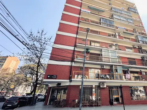 AMBIENTE AL FRENTE CON BALCON