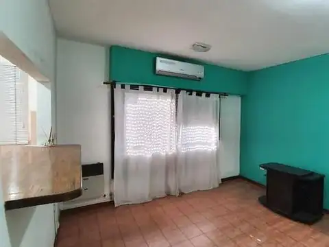 PH 3 ambientes al frente con Patio -posible entrada de auto- en Villa Lynch