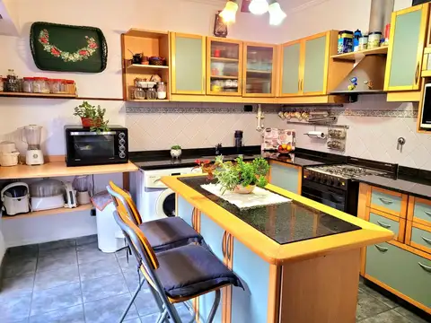 Casa 4 ambientes con 2 baños