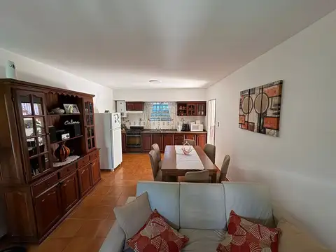 Casa en venta c/ cochera en Parque Casado