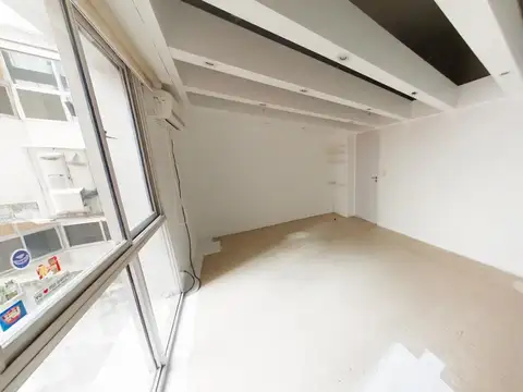 Oficina comercial o profesional - Excelente ubicación - Uriburu 1000