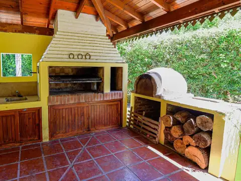 Casa 4 ambientes con 2 baños