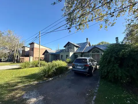 Casa en Alquiler con 2 cocheras