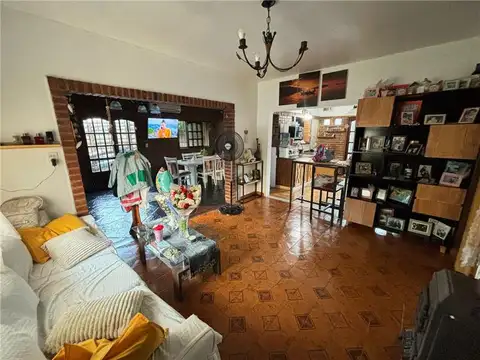 Casa en Venta con 2 cocheras