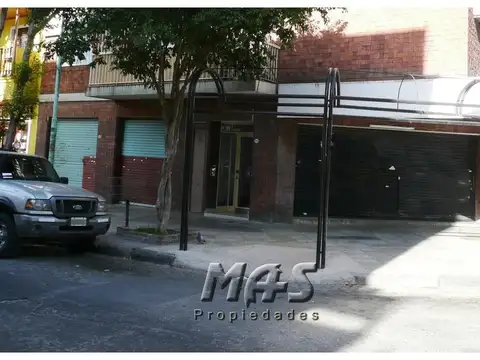 Local  a la calle con amplia vidriera en Alquiler. Gran sotano. Gabriela Mistral Y Av. Nazca. Expensas incluidas