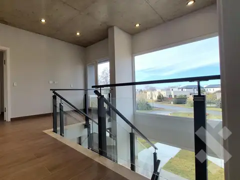 Casa 8 ambientes con 4 baños
